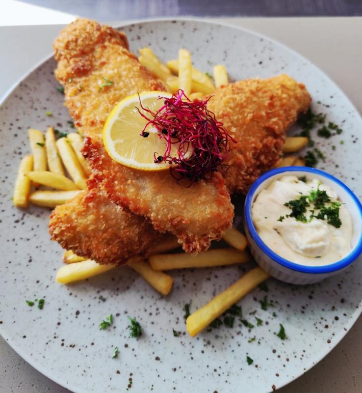 Vyprážaná tmavá treska v panko strúhanke s bielym sezamom podávaná s hranolčekmi a cesnakovou majonézou 