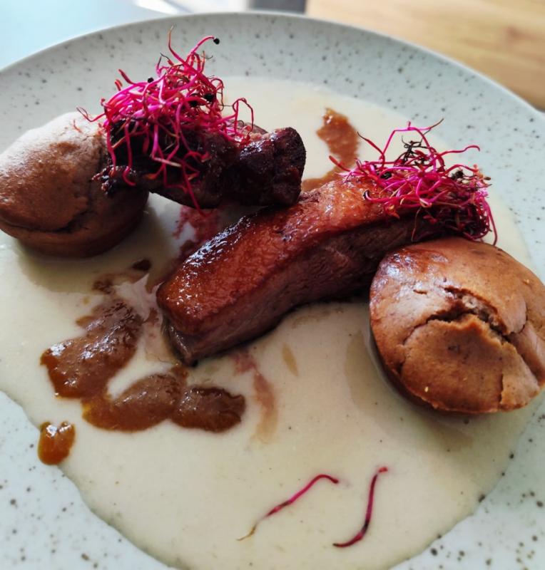 Kačacie prsia položené na diviačom chrbte, lievanček s gaštanovým pyré, topinambur, pečená mandarínka 