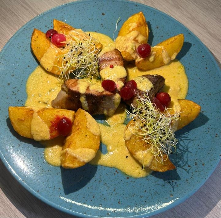 Bravčový filet sous-vide sprevádzaný čedarovou omáčkou s jalapeňos papričkami zjemnený nakladanou cibuľkou a podávaný s opekanými zemiakmi 