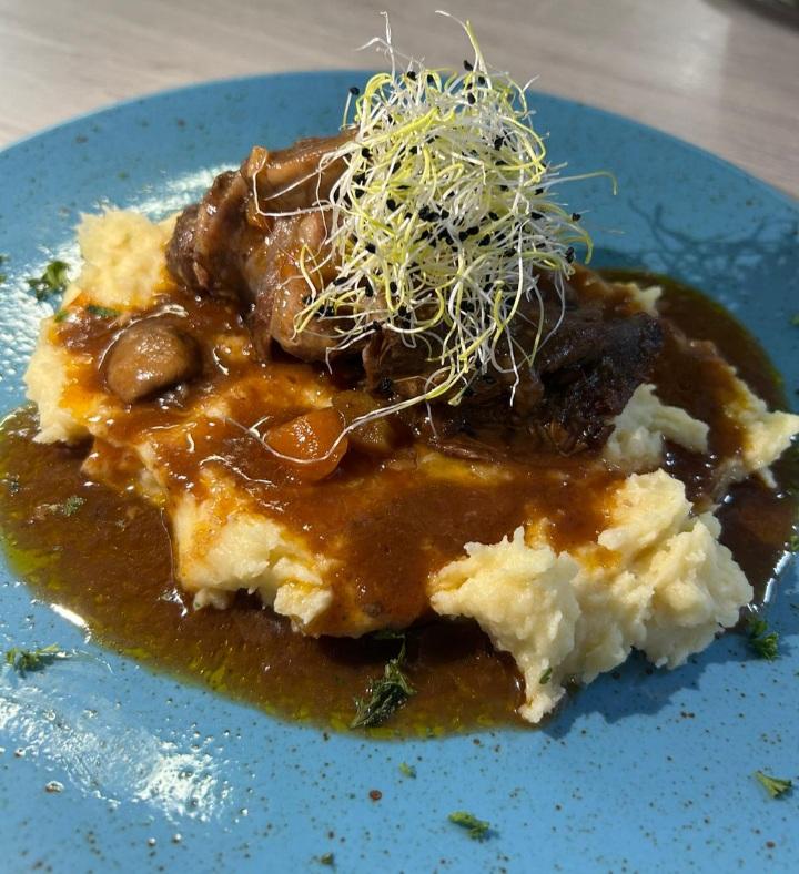 Hovädzie rebrá po burgundsky, na koreňovej zeleninke na červenom vine podávané so zemiakovou kašou fermentovanou chrenom 